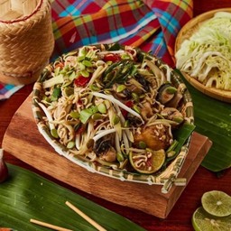 ตำป่ามาม่าหอยนาต้ม (Spicy Papaya Salad With Instant Noodle and Calm)