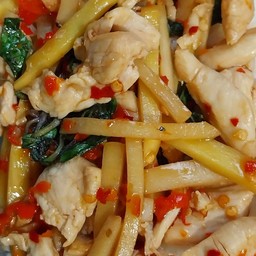 ข้าวกะเพราไก่  + หน่อไม้