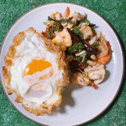 กะเพราทะเล๊+ไข่ดาว