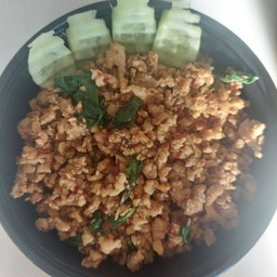ข้าวหอมมะลิราดผัดกระเพราไก่สับ,