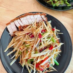 ตำปูปลาร้า หมูกรอบ