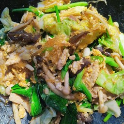 ผัดผักรวมมิตรหมูใส่วุ้นเส้น