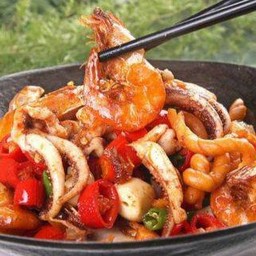 干锅鱿鱼烧虾 กุ้งหมึกผัดซอสเผ็ด