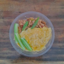 ข้าวพะแนงไก่ไข่ข้น