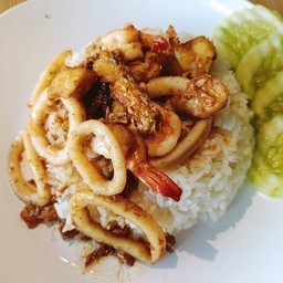 ัผัดกระเทียมราดข้าว