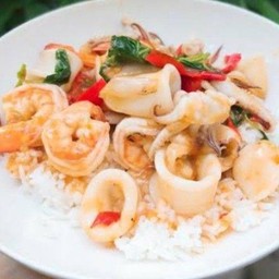 ข้าวราดกระเพรากุ้ง+ปลาหมึก