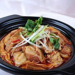 砂锅羊肉 เนื้อแพะตุ๋นซอสเผ็ดกระทะร้อน