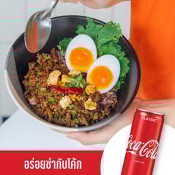 [อร่อยซ่ากับโค้ก] ข้าวราดลาบหมูคั่วพร้อมไข่เป็ดยางมะตูม คู่โค้กกระป๋อง