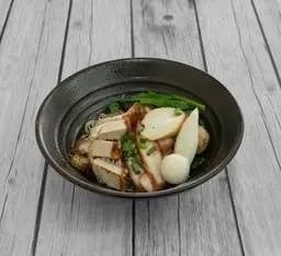 บะหมี่หมูแดงหมูกรอบลูกชิ้นรวม