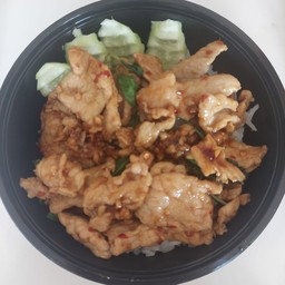 ข้าวหอมมะลิราดกระเพราหมูชิ้น