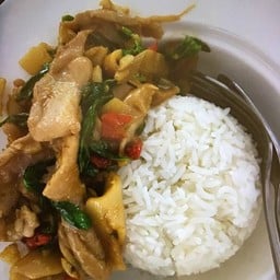 ไก่ผัดกะเพราหน่อไม้