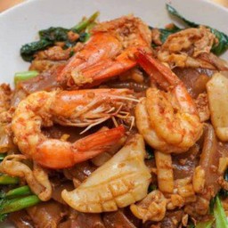 เส้นใหญ่ผัดซีอิ้วทะเล