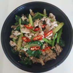 ข้าวหอมมะลิราดผัดคะน้าหมูสับ