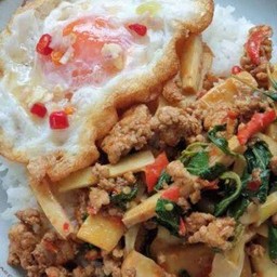 ข้าวกระเพราหน่อไม้หมูสับ+ไข่ดาว