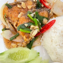 ข้าวปลากะพงผัดพริกไทยดำ