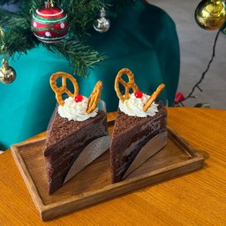 CHOCOLATE CAKE