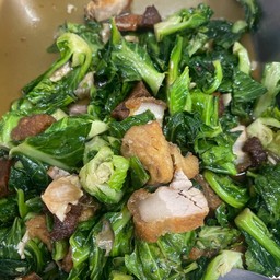 ผัดแขนงหมูกรอบ