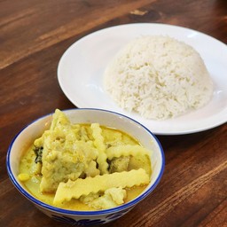 ข้าวแกงเขียวหวานลูกชิ้นปลากราย