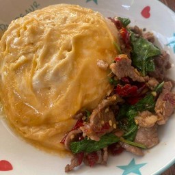 กะเพราพริกแห้งไข่ข้น