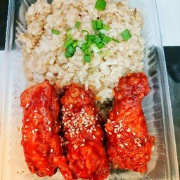 ข้าวผัดกระเทียม+ไก่เกาหลี 3 ชิ้น