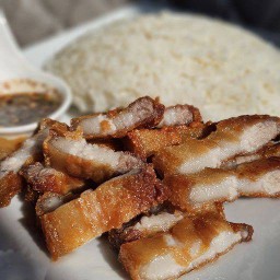 ข้าวหมูสามชั้นทอดน้ำปลา