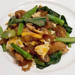 ผัดซีอิ๊วคะน้าฮ่องกง Stir-fried rice noodles with soya sauce, egg and Hongkong kale