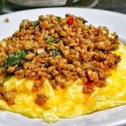 ข้าวไข่ข้นผัดกะเพราหมู