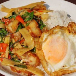 ข้าวกระเพราหมูกรอบหน่อไม้+ไข่ดาว