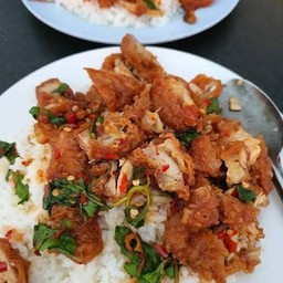 กระเพราไก่ทอด