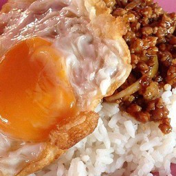 ข้าวหน้าผัดหมูสับหวานใส่หอมใหญ่+ไข่ดาวไม่สุก