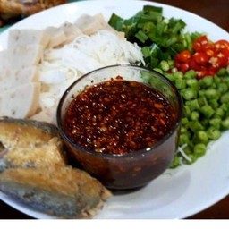 ยำขนมจีนใส่น้ำปลาร้า