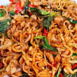 มาม่าผัดกระเพราหมูสับ+ไข่ดาว