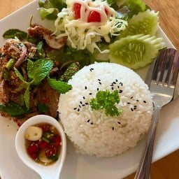 ข้าวน้ำตกหมู