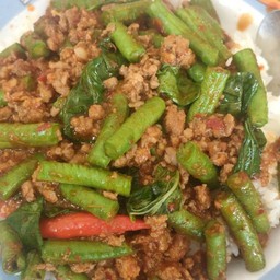 ผัดพริกถั่วหมูสับราดข้าว