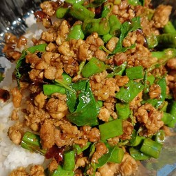 กระเพราสายเขียว หมู+ถั่วฝักยาว