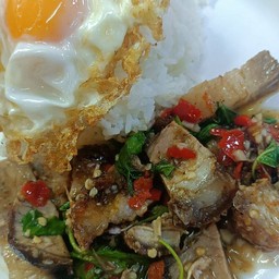 กระเพราหมูกรอบราดข้าว+ไข่ดาว