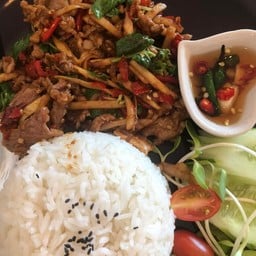 ข้าวกะเพราหน่อไม้ดอง