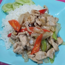 ผัดพริกอ่อนราดข้าว