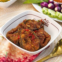 ผัดปลาดุกทอดกรอบราดพริก