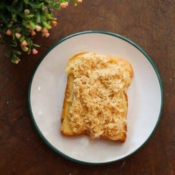 ปังปิ้งน้ำสลัดหมูหยอง