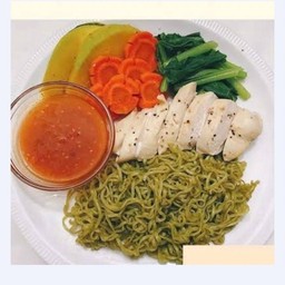 สุกี้บะหมี่ผัก โมโรเฮยะอกไก่ผักรวม