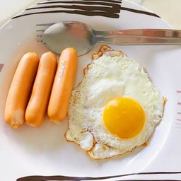 ข้าวไข่ดาว+ไส้กรอกทอด