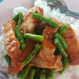 ผัดพริกแกงหมูกรอบ