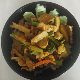 ข้าวหอมมะลิราดผัดพริกแกงหมู