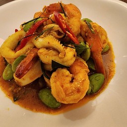 ผัดเผ็ดกุ้งปลาหมึกใส่สตอ