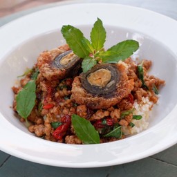 กระเพราไข่เยี่ยวม้า