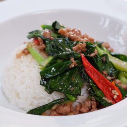 ผัดคะน้าราดข้าว