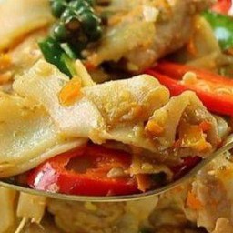 ข้าวหน้ากระเพราหน่อไม้ดองหมูชิ้น