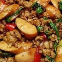 ผัดกะเพราหมูสับไส้กรอกราดข้าว