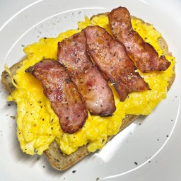 โทสต์เบคอนไข่ข้นลาวา